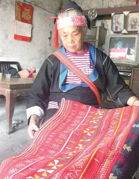 對于自己的刺繡作品,沈佩英如數(shù)家珍。