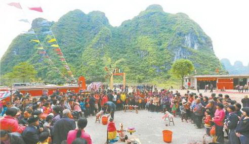 11月25日,村民們等待喝“羅漢粥”。