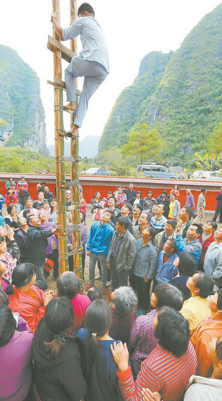 民俗活動(dòng)的重頭戲：上刀山,許多村民帶著衣物床被排隊(duì)上刀山。據(jù)傳,人使用上過(guò)刀山的衣、被后身體健康,出行平安。