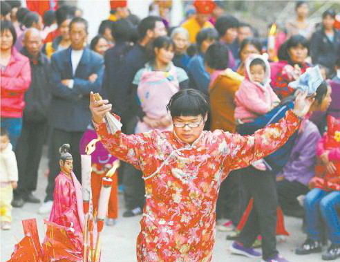11月25日,一位男扮女裝民間法師藝人在民俗活動(dòng)中表演祭神舞蹈。在傳承青黃不接的現(xiàn)狀下,少數(shù)年輕人繼承了此項(xiàng)民俗文化。