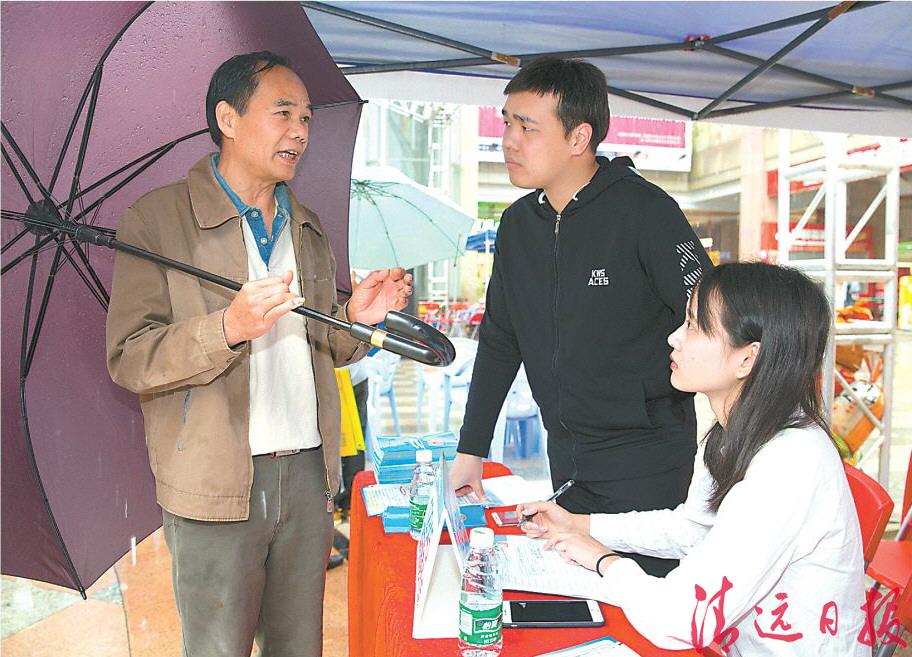 市民在咨詢(xún)攤位咨詢(xún)問(wèn)題。3月15日,清遠(yuǎn)市2018年“3·15”國(guó)際消費(fèi)者權(quán)益日宣傳咨詢(xún)活動(dòng)在城市廣場(chǎng)舉辦