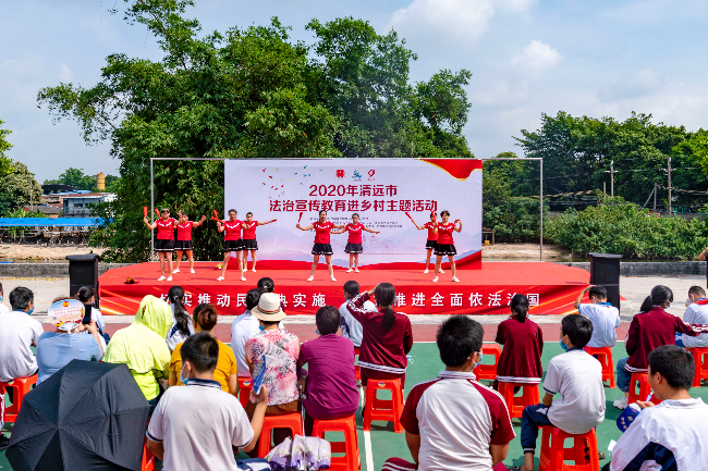 2020年清遠(yuǎn)市法治宣傳教育進(jìn)鄉(xiāng)村主題活動(dòng)走進(jìn)清城區(qū)龍?zhí)伶?zhèn)定安村。清遠(yuǎn)日?qǐng)?bào)記者_(dá)江元威_攝.jpg