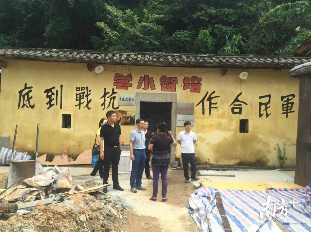 李庚原與縣委組織部人員前往存久洞村了解黨建工作。程浩 攝