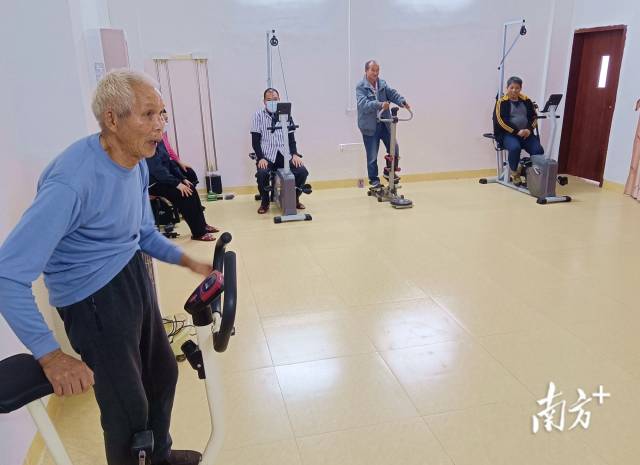 老人在敬老院健身房運(yùn)動、健身。