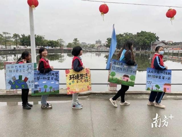 社工引導(dǎo)小志愿者自主開展志愿活動。
