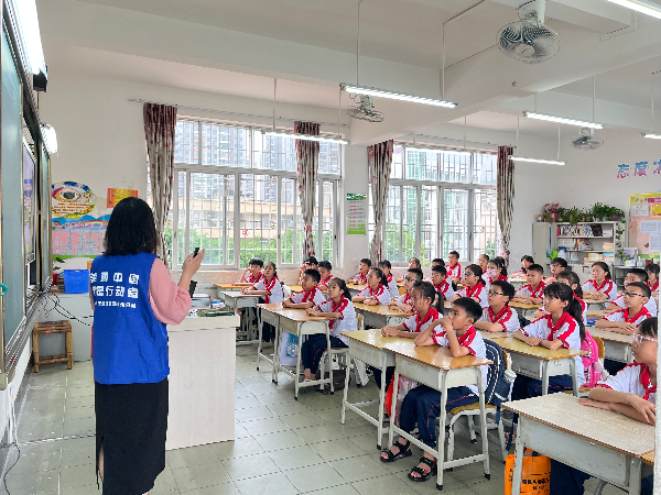 6月15日上午，連州分局工作人員到燕喜小學(xué)小學(xué)進(jìn)行低碳日宣講活動(dòng) (2).jpg