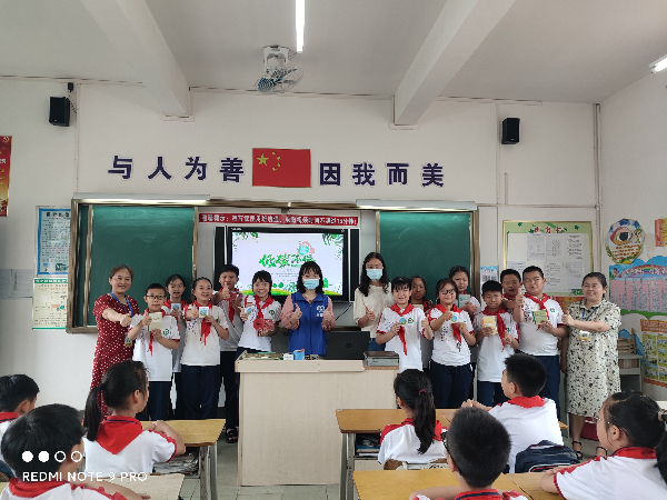 6月15日上午，連州分局工作人員到燕喜小學(xué)進(jìn)行低碳日宣講活動(dòng) (1).jpg