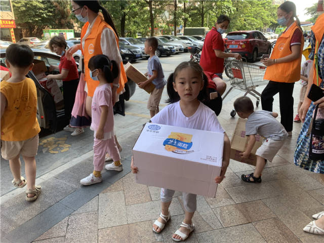 清城區(qū)中冠幼兒園響應(yīng)號(hào)召向?yàn)?zāi)區(qū)捐贈(zèng)物資，師生、家長(zhǎng)協(xié)力開(kāi)展采購(gòu)。受訪者供圖