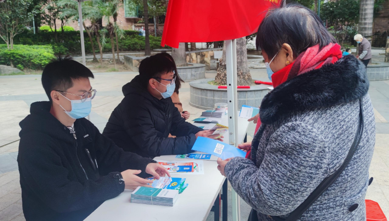 （圖為2022年12月6日，在清新區(qū)太和鎮(zhèn)建設(shè)社區(qū)駿豪城開(kāi)展地名管理政策宣傳活動(dòng)）.jpg