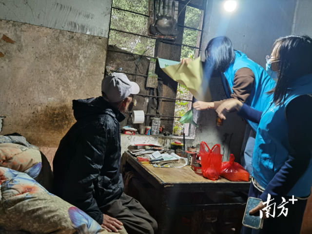 英德市東華鎮(zhèn)雙百社工為困難獨(dú)居老人林伯送御寒棉被，并為其修補(bǔ)破舊的窗戶。