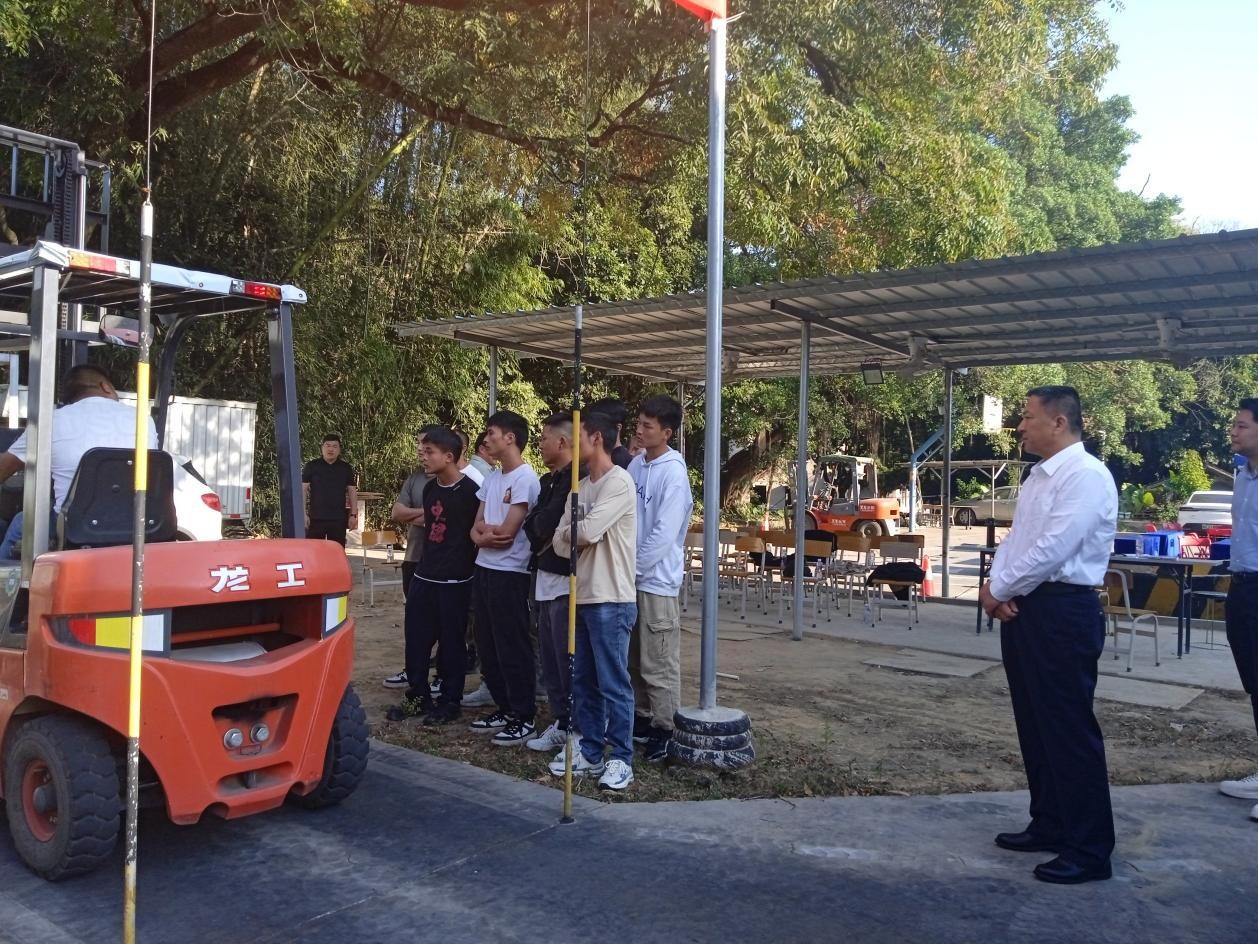 100”退役軍人叉車駕駛培訓(xùn)班暨職業(yè)技能叉車駕駛培訓(xùn)結(jié)業(yè)招聘會(huì)順利舉行(7)(1)_1