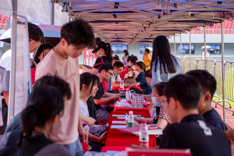 圖片一  20231021001-2023年5月27日，清遠(yuǎn)市舉辦2023年廣東省粵北片區(qū)“穩(wěn)就業(yè)促發(fā)展”大型招聘活動(dòng)，現(xiàn)場(chǎng)前來(lái)咨詢(xún)的求職者絡(luò)繹不絕。.jpg