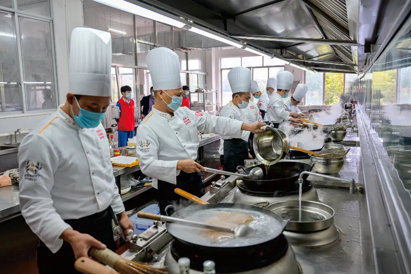 圖片三  近年來(lái)，清遠(yuǎn)市高質(zhì)量推進(jìn)“三項(xiàng)工程”，強(qiáng)化培訓(xùn)夯實(shí)基礎(chǔ)，讓更多勞動(dòng)者掌握了一技之長(zhǎng)。（資料圖）.jpg