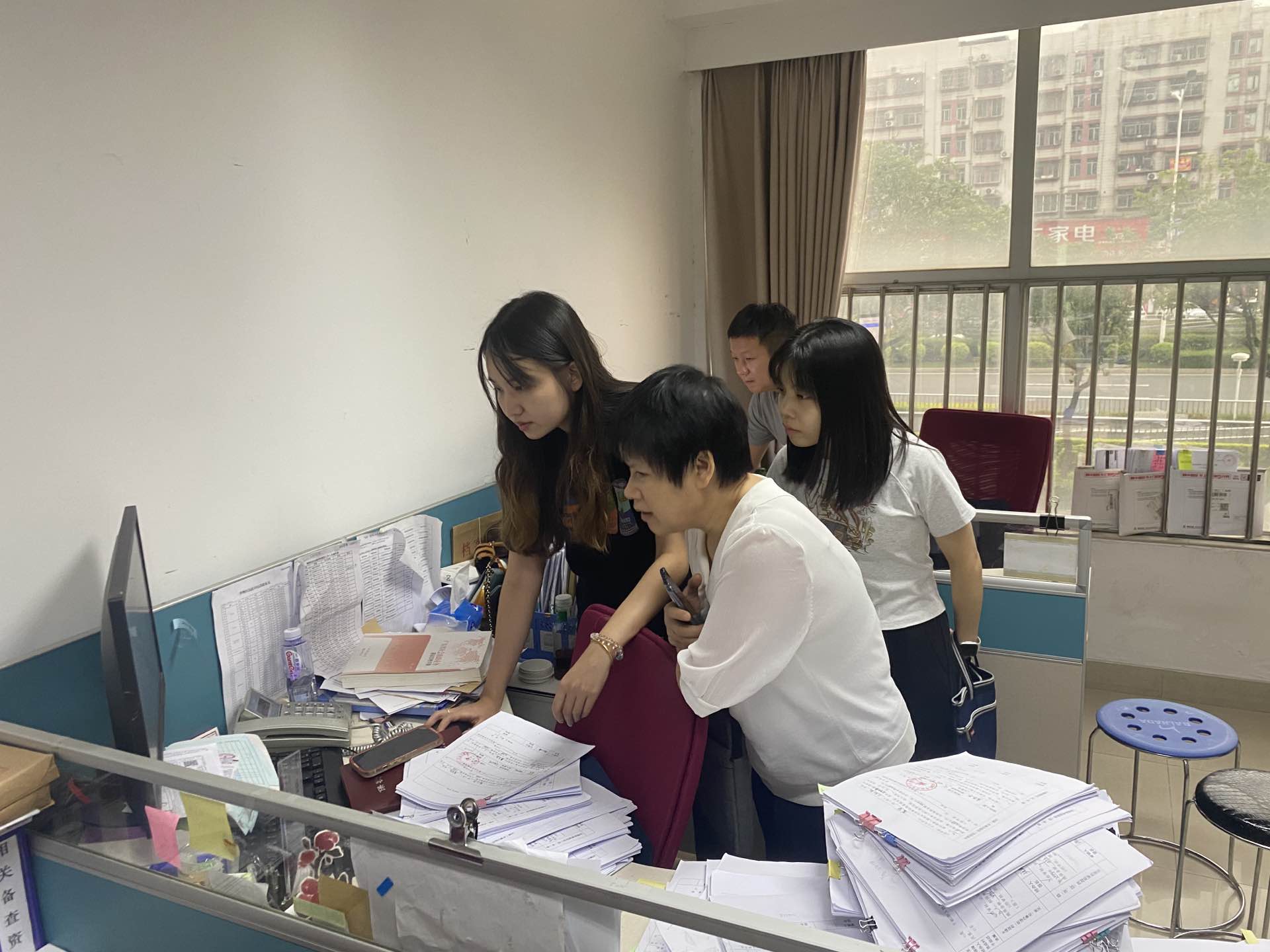 圖為今年國慶前夕，梁冬婷與審計組人員到復(fù)耕復(fù)種現(xiàn)場，核查惠民惠農(nóng)補貼真實情況。